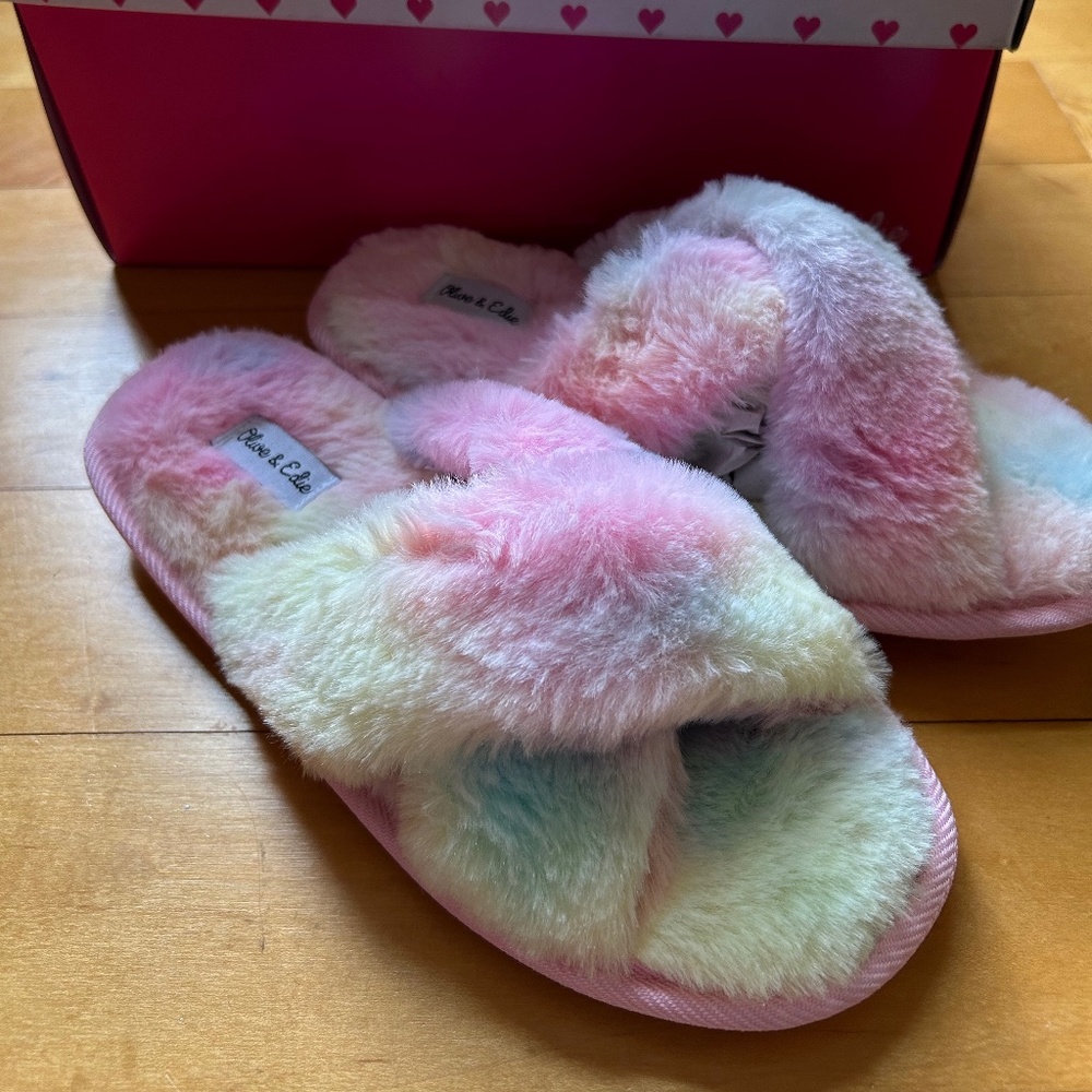 NIB Olive & Edie Kids Slipper “Emmie” Tie Dye Rainbow Fluffy Furry Pink Blue 2/3